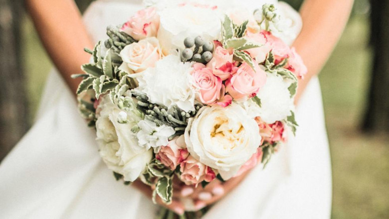 Get your desired flower bouquet with experts at Flowers Mart