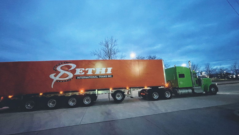 Hauling Titans: Behind the Wheels of Modern Mega-Load Moves