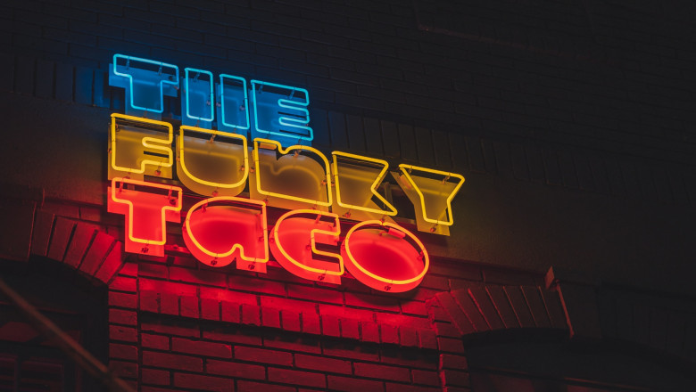 How Light-Up Signs Can Help Your Business Stand Out in a Crowded Market