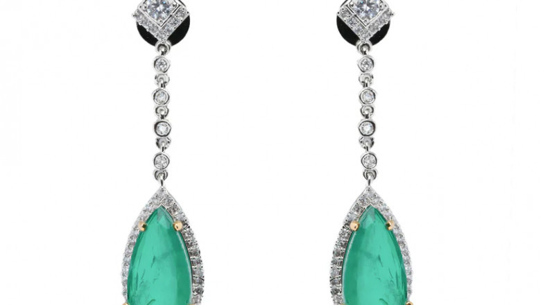Matching Dangle Earrings with Your Hairstyle: A Style Breakdown