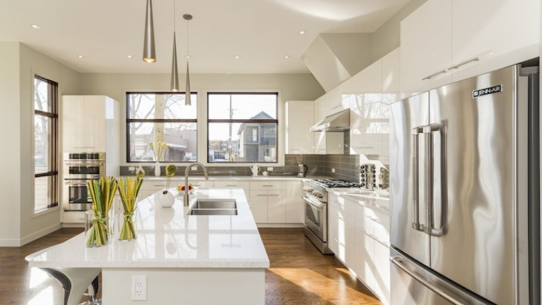 Robotic Cleaners vs. Professional Cleaning Services: Pros and Cons